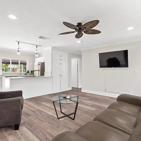 Wills Off Wilton Drive 2 Bed And 1 Bath Plus Den With Heated Pool